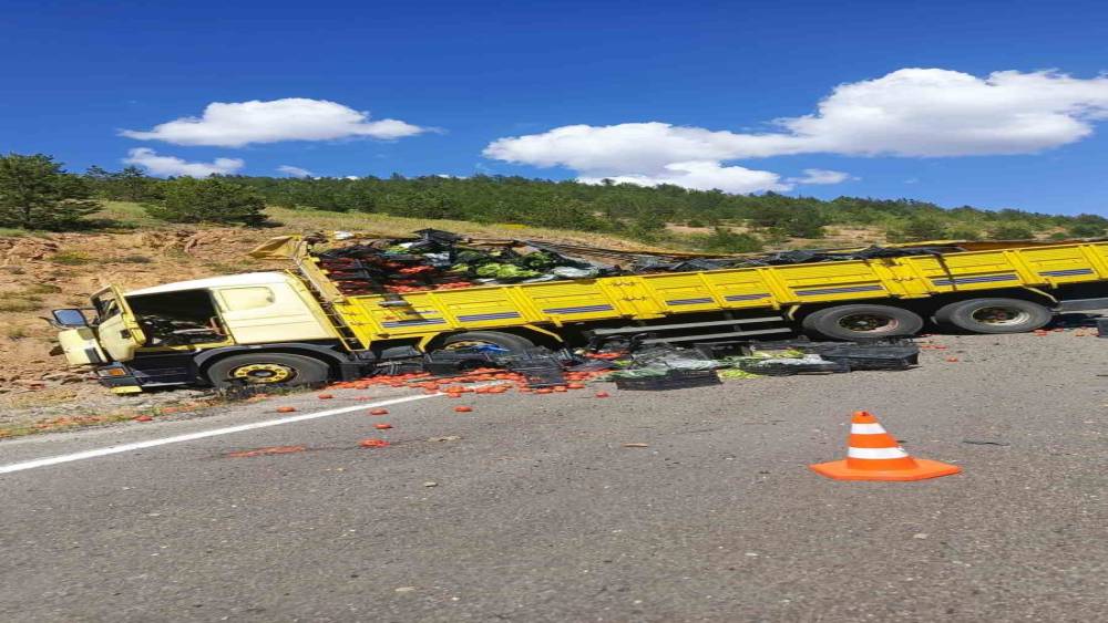G&uuml;m&uuml;şhane&rsquo;de sebze y&uuml;kl&uuml; kamyon otomobile arkadan &ccedil;arptı: 4 yaralı
