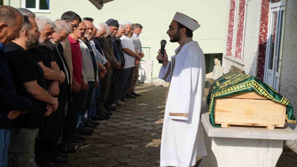 Annesiyle birlikte silahlı saldırıda &ouml;len 4 yaşındaki &Ouml;yk&uuml; Naz toprağa verildi

