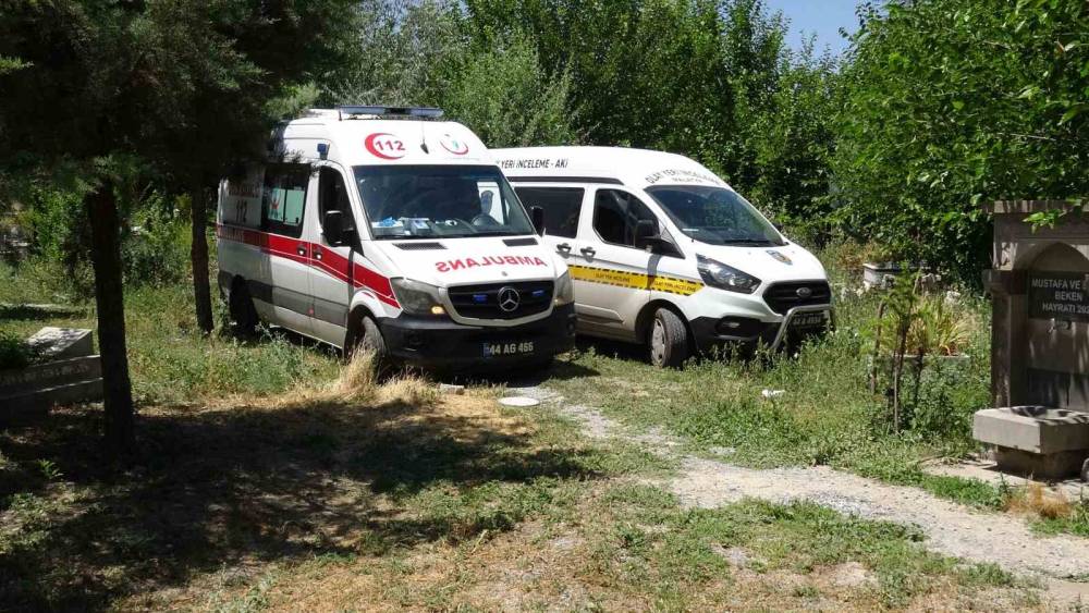 71 yaşındaki şahıs mezarlıkta &ouml;l&uuml; bulundu
