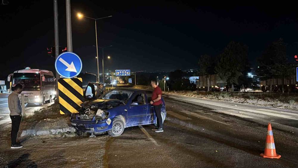 Bolu&rsquo;da kırmızı ışıkta ge&ccedil;en otomobil kamyonla &ccedil;arpıştı
