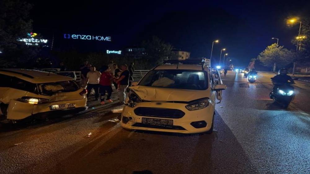 Karab&uuml;k&rsquo;te hafif ticari ara&ccedil; otomobile &ccedil;arptı: 7 yaralı
