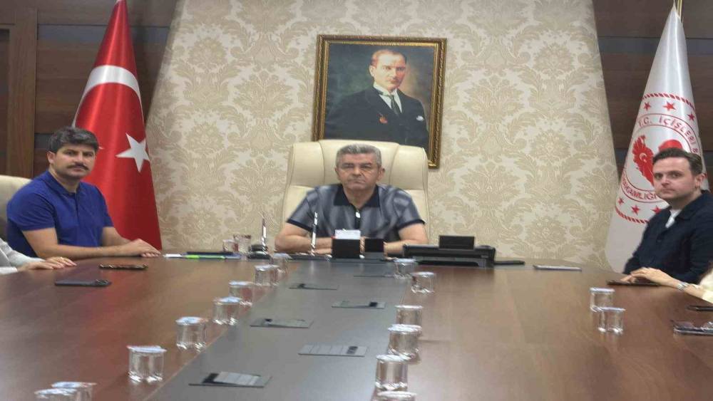Artvin Valisi Erg&uuml;n&rsquo;den Hopa&rsquo;daki ş&uuml;pheli cisim ile ilgili a&ccedil;ıklama: "Endişe edilecek bir durum yok, yol yeniden trafiğe a&ccedil;ıldı"
