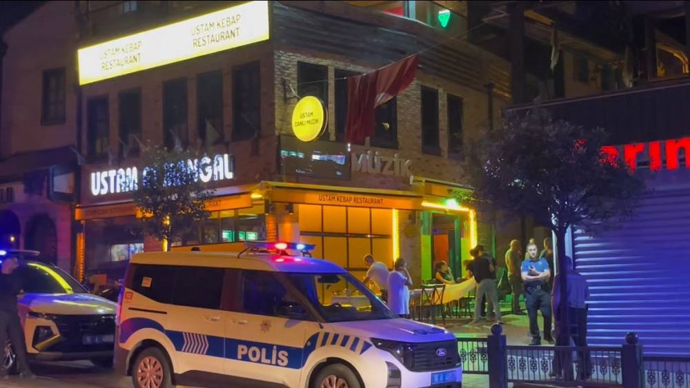 Polisin yanında bile durmadılar&hellip; Tarihi Arapş&uuml;kr&uuml; Sokağı&rsquo;nda kavga kamerada

