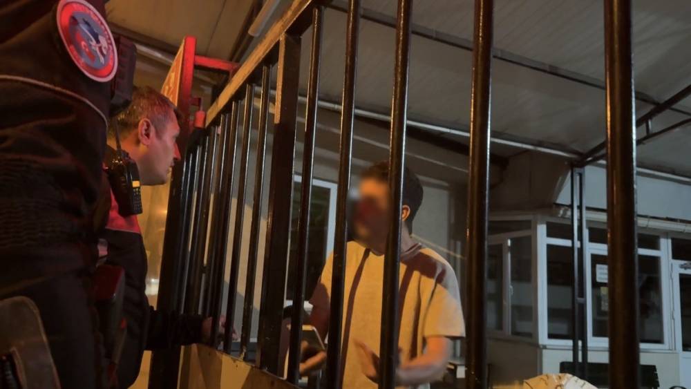 Elini yıkamaya girdiği camide kilitli kalan vatandaş taş atarak yardım istedi
