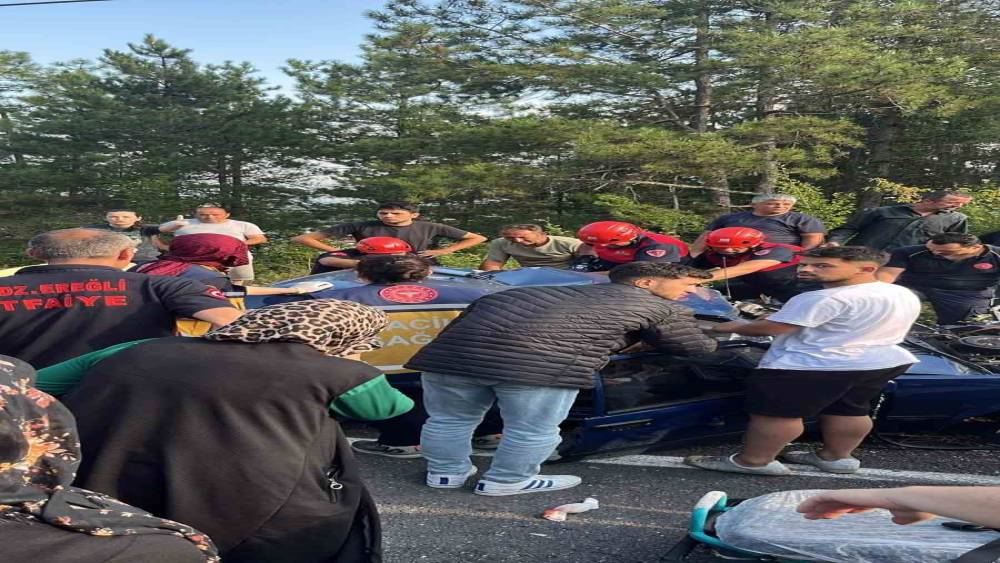 İş&ccedil;i servisi ile otomobil &ccedil;arpıştı: 1&rsquo;i ağır 4 yaralı
