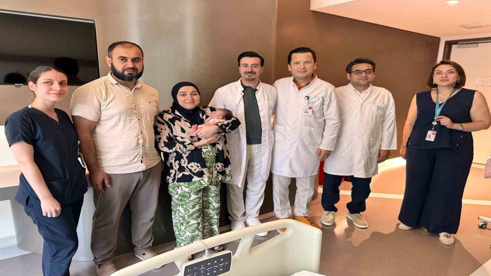 Omurilik t&uuml;m&ouml;r&uuml; nedeniyle riskli gebelik ge&ccedil;iren anne ile premat&uuml;re bebeği sağlığına kavuştu
