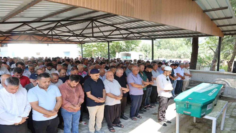 G&ouml;&ccedil;&uuml;kte hayatını kaybeden iş&ccedil;i Bekir &Ccedil;elik, Kozan&rsquo;da toprağa verildi
