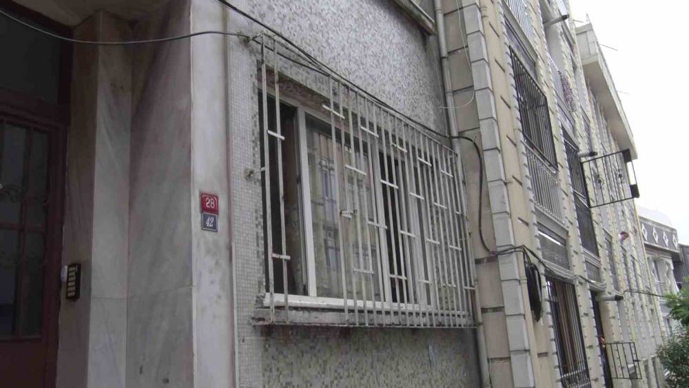 Beyoğlu&rsquo;nda k&ouml;t&uuml; koku ihbarı: Kokunun geldiği evden ceset &ccedil;ıktı
