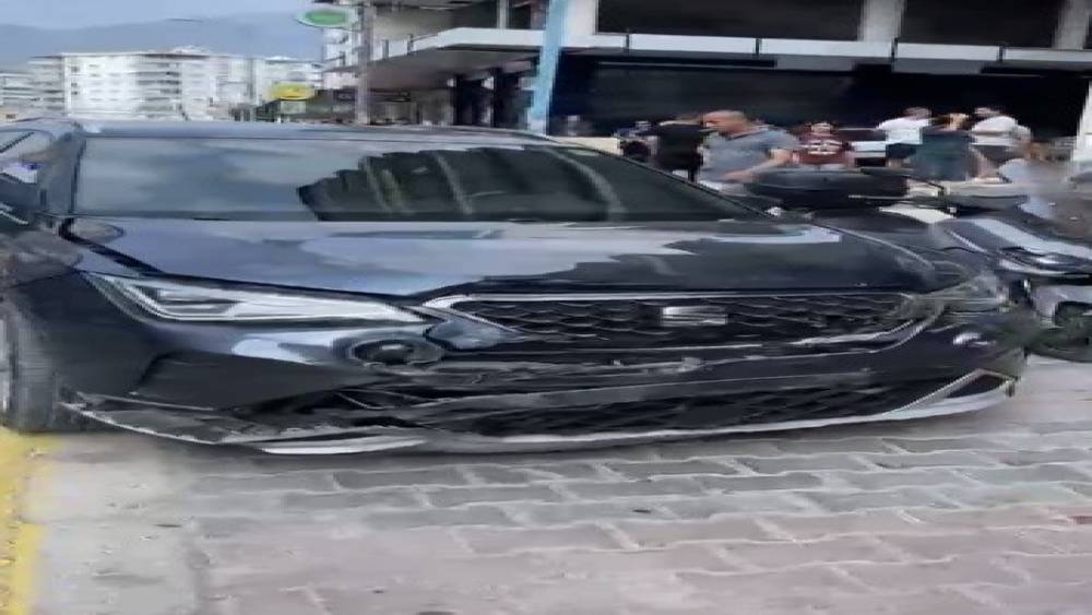Osmaniye&rsquo;de iki otomobil &ccedil;arpıştı: 2 yaralı
