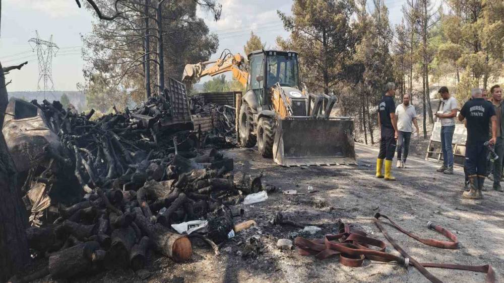 Mersin&rsquo;de kaza sonrası ara&ccedil;lar alev aldı, yangın ormana sı&ccedil;radı: 1 &ouml;l&uuml;, 2 yaralı
