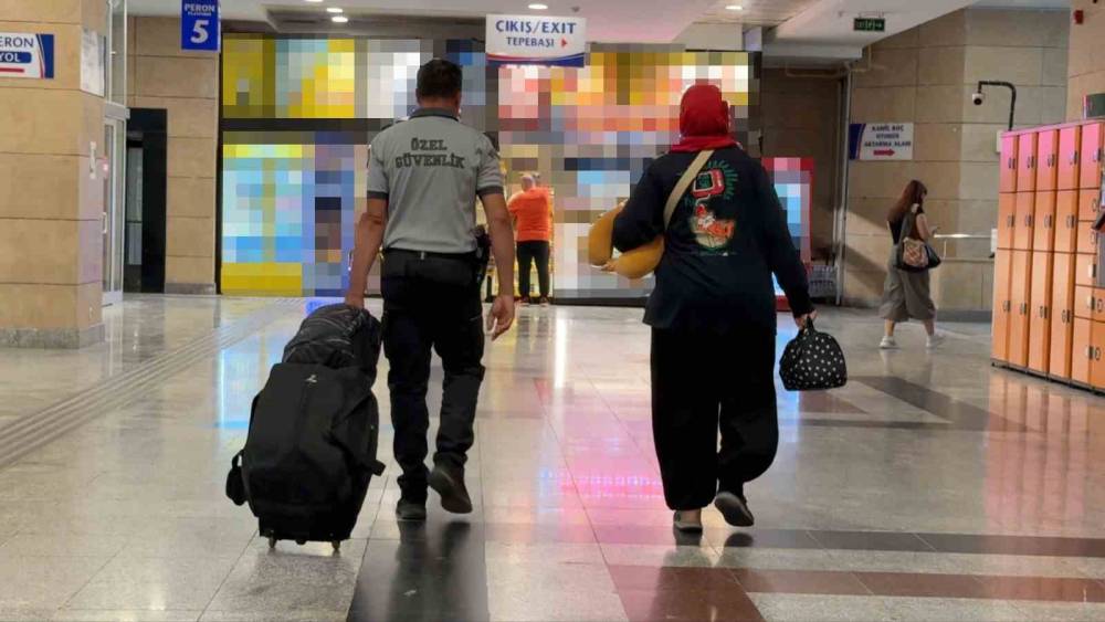 Eskişehir&rsquo;de trende ayağı sıkışan kadın yolcu itfaiye ekiplerince kurtarıldı
