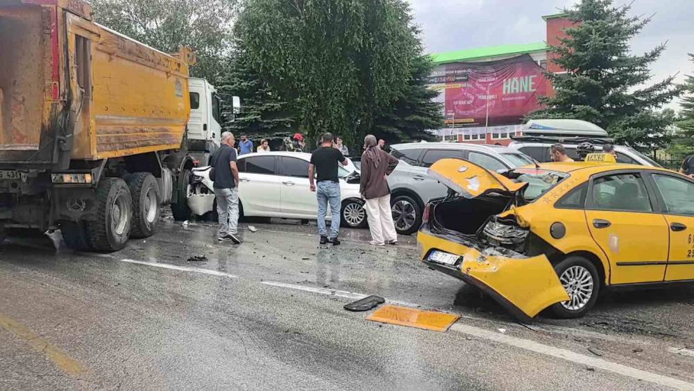 Erzurum&rsquo;da 10 ara&ccedil;lı zincirleme kaza: 5 yaralı
