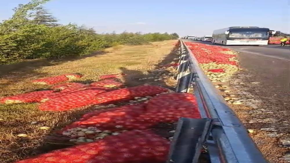 Kamyon devrildi, tonlarca soğan yola sa&ccedil;ıldı: 2 yaralı

