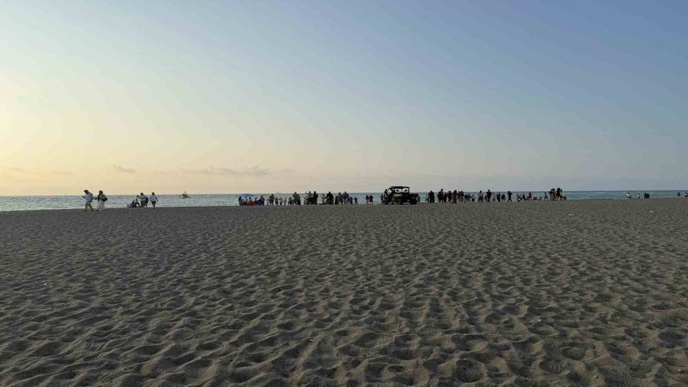 Tur ile gelip denize giren 16 yaşındaki &ccedil;ocuk kayboldu: Son anları kamerada
