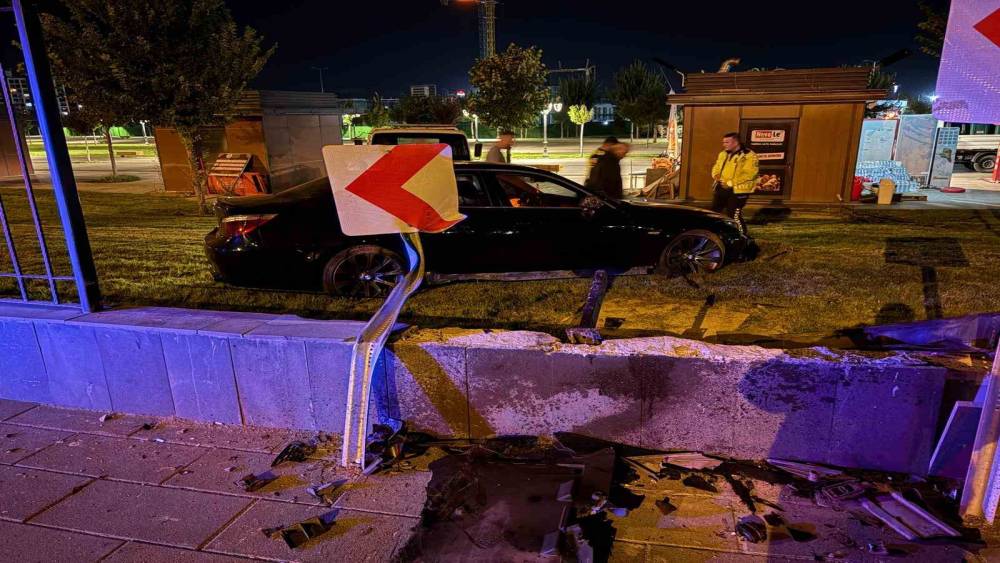 Kayseri&rsquo;de bir garip kaza: Kaldırımdan seken otomobil 1 metrelik duvarı aştı
