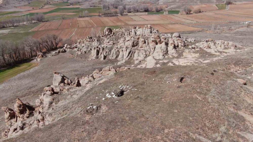 D&uuml;nyadaki Mars&rsquo;ta gezmek istedi, kayalıklarda mahsur kalan genci AFAD kurtardı
