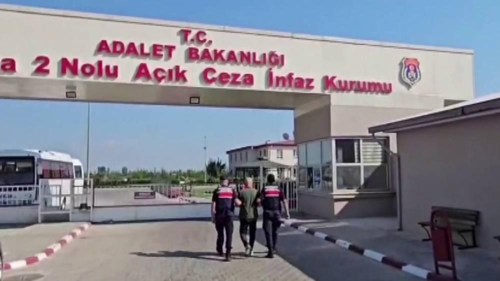 Aranan 4 firari h&uuml;k&uuml;ml&uuml; operasyonla yakalandı
