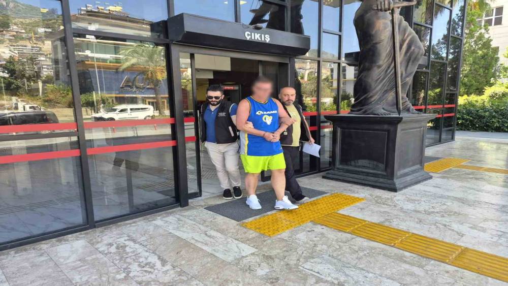 Alanya&rsquo;da T&uuml;rk bayrağına t&uuml;k&uuml;ren İngiliz turist tutuklandı
