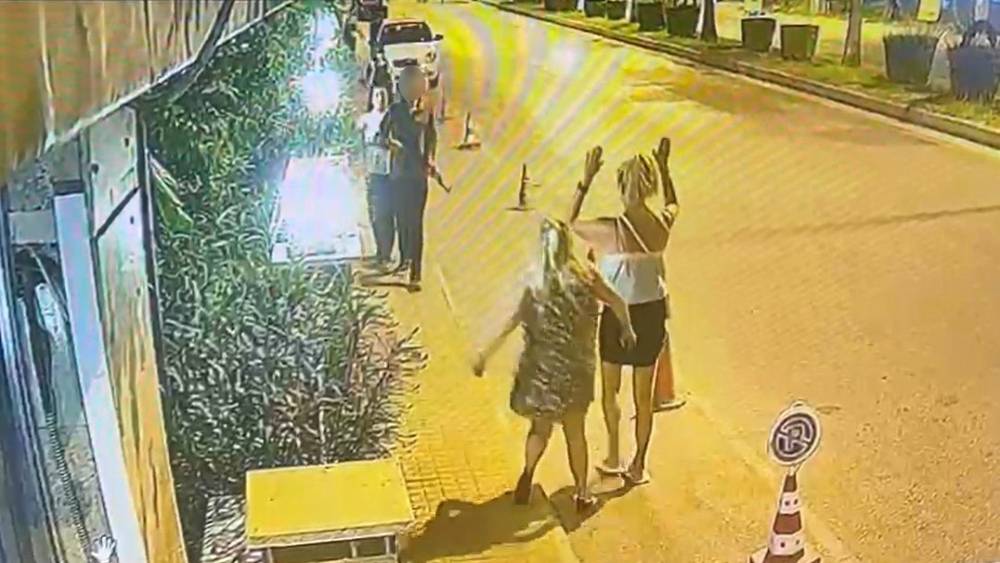 Elinde uzun namlulu plastik silahla sokağa &ccedil;ıktı jandarmayı alarma ge&ccedil;irdi

