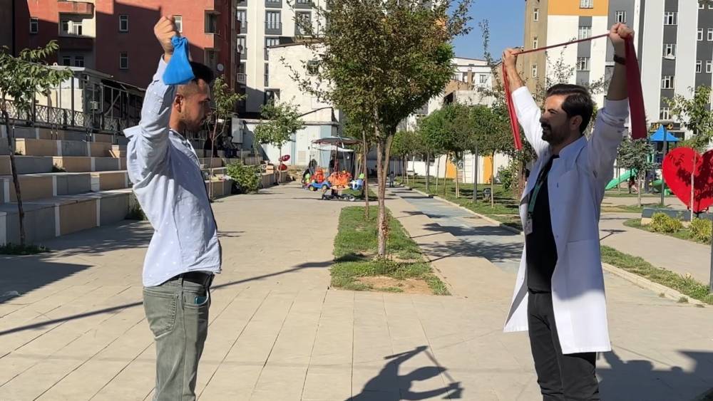 Y&uuml;ksekova&rsquo;da parklar sağlık sahnesine d&ouml;n&uuml;şt&uuml;

