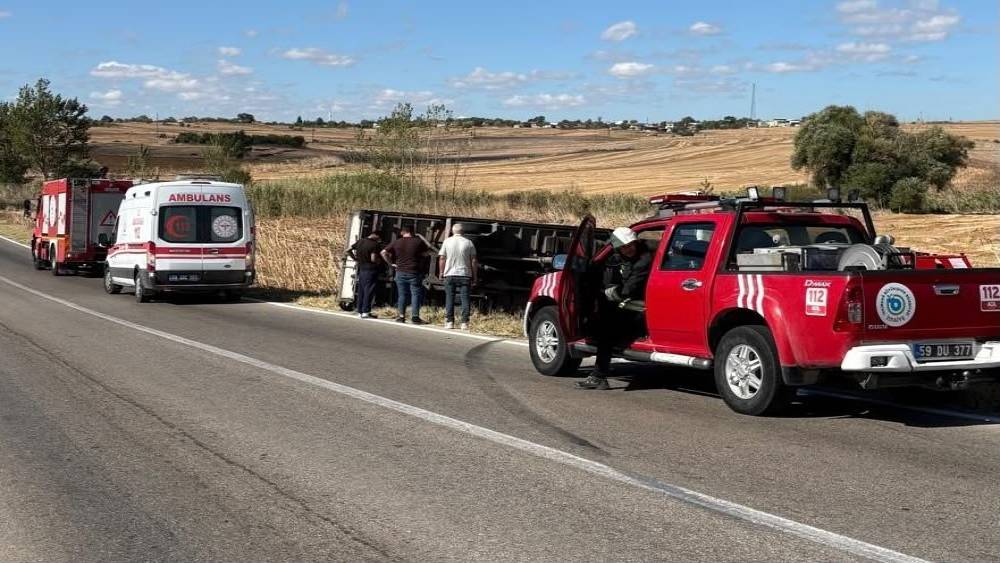 Tekirdağ&rsquo;da iki ara&ccedil; birbirine s&uuml;rtt&uuml;, kamyonet devrildi
