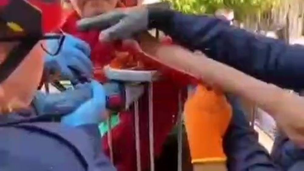 Koluna korkuluk demiri saplanan &ccedil;ocuk hastaneye kaldırıldı
