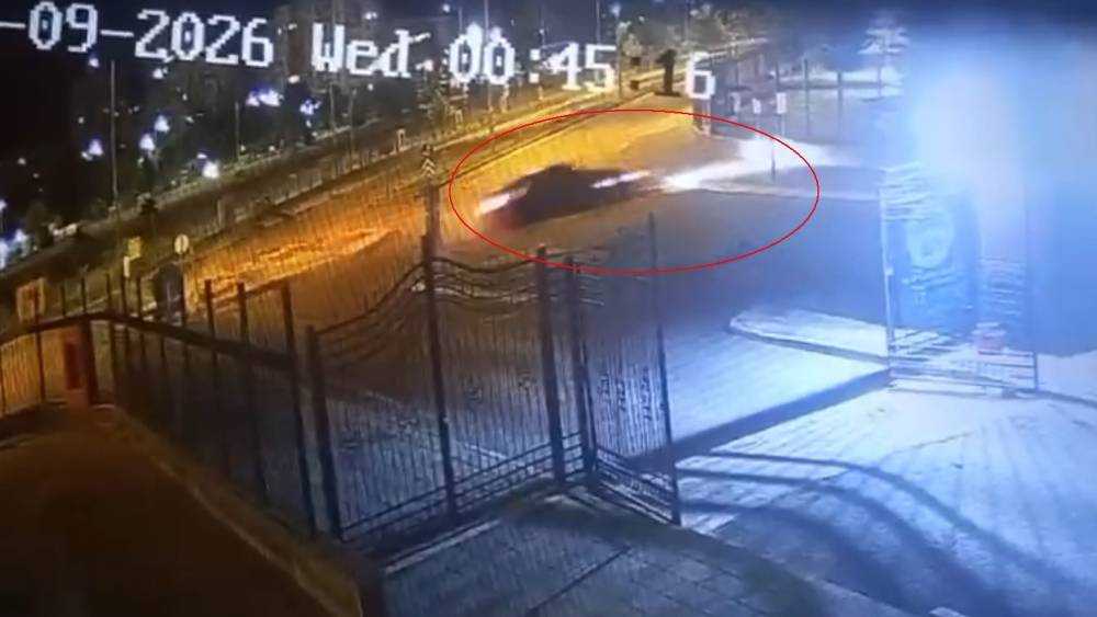 Kaldırımdan seken otomobil 1 metrelik duvarı aştı: O anlar kamerada
