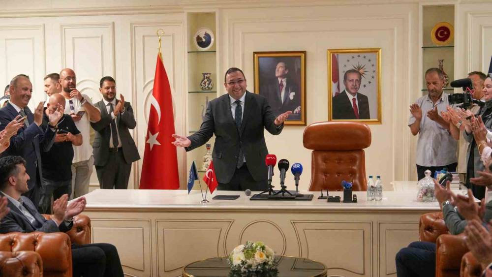 &Uuml;sk&uuml;dar Belediye Başkanvekili D&uuml;ndar Ziya G&uuml;ltekin g&ouml;revine başladı
