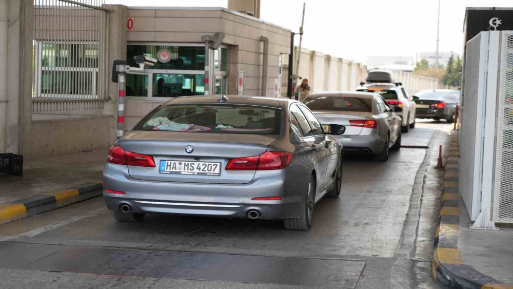 Gurbet&ccedil;ilerin Avrupa&rsquo;ya d&ouml;n&uuml;ş yolunda h&uuml;z&uuml;nl&uuml; vedası
