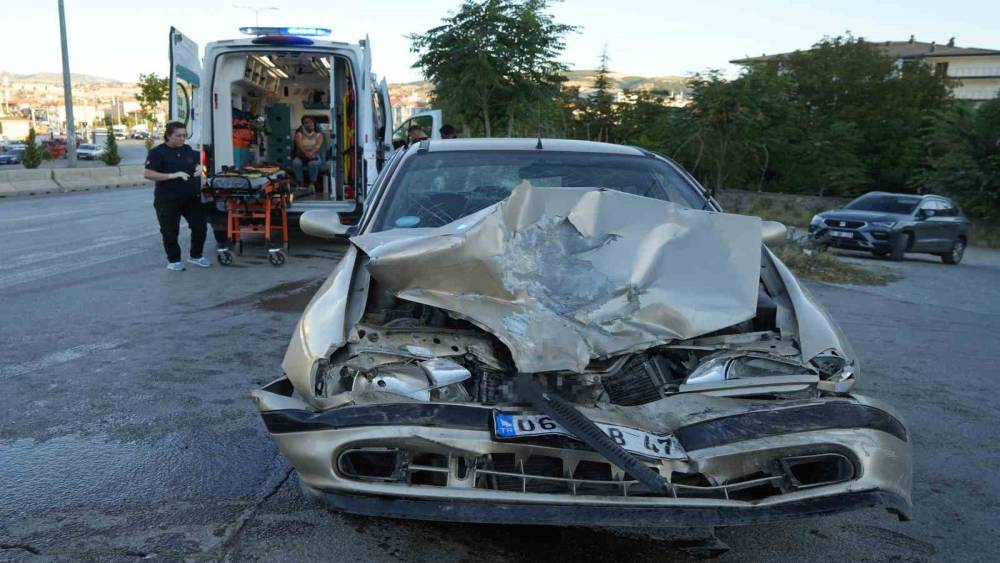 Kırıkkale&rsquo;de minib&uuml;s ile otomobil &ccedil;arpıştı: 3 yaralı
