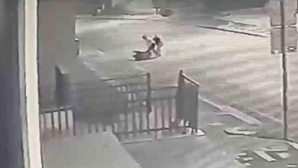 Aksaray&rsquo;da bir kadın, 2 kadın tarafından yol ortasında b&ouml;yle darp edildi
