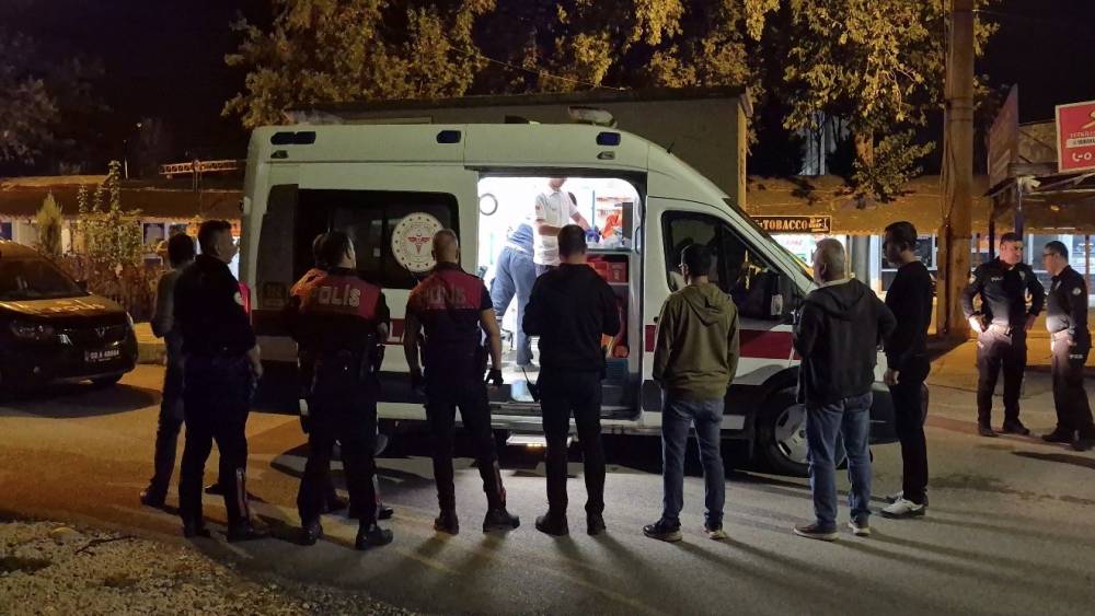Bı&ccedil;aklı saldırıya uğrayan gen&ccedil; yaralandı

