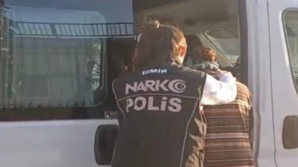Zehir taciri su&ccedil;&uuml;st&uuml; yakalandı: 22 yılla aranan firari &ccedil;ıktı
