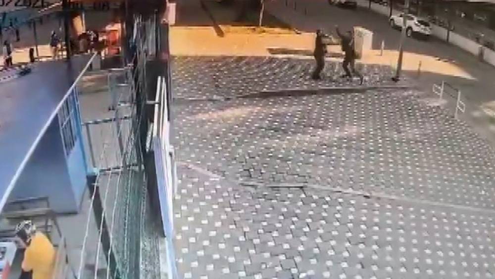 Okul &ouml;n&uuml;nde bek&ccedil;iye saldırdı, &ouml;ğretmen olduğu ortaya &ccedil;ıktı
