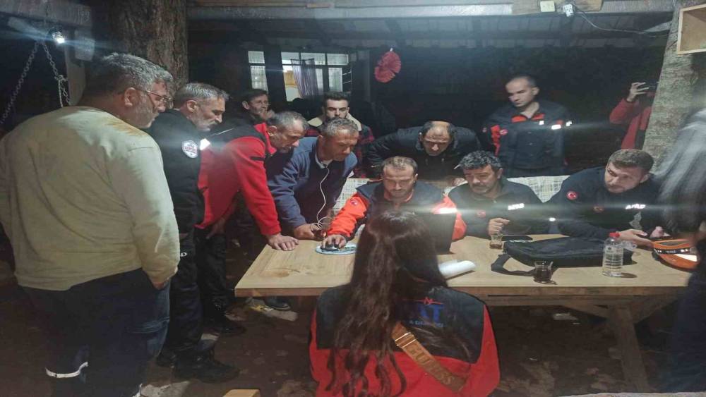 İki g&uuml;nd&uuml;r haber alınamayan yaşlı kadın i&ccedil;in 200 kişilik ekip seferber oldu
