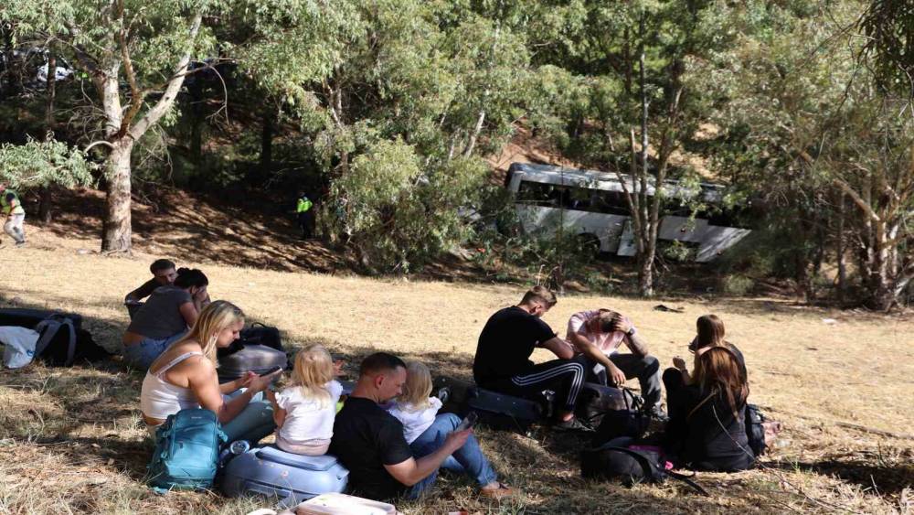 Turistleri taşıyan otob&uuml;s şarampole u&ccedil;tu: 2 &ouml;l&uuml; 9 yaralı
