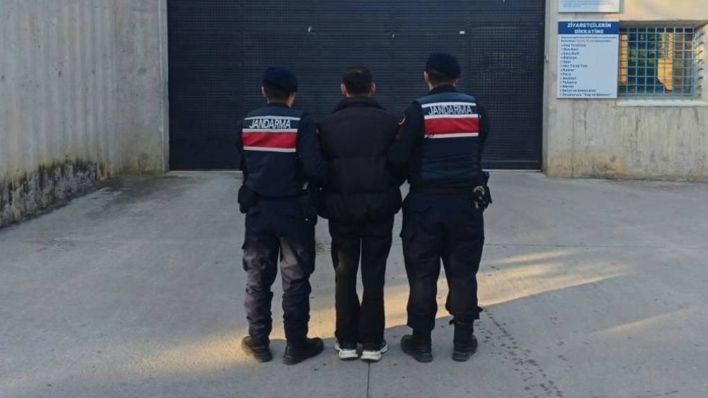 Bafra&rsquo;da 11 yıl 3 ay hapis cezasıyla aranan şahıs yakalandı
