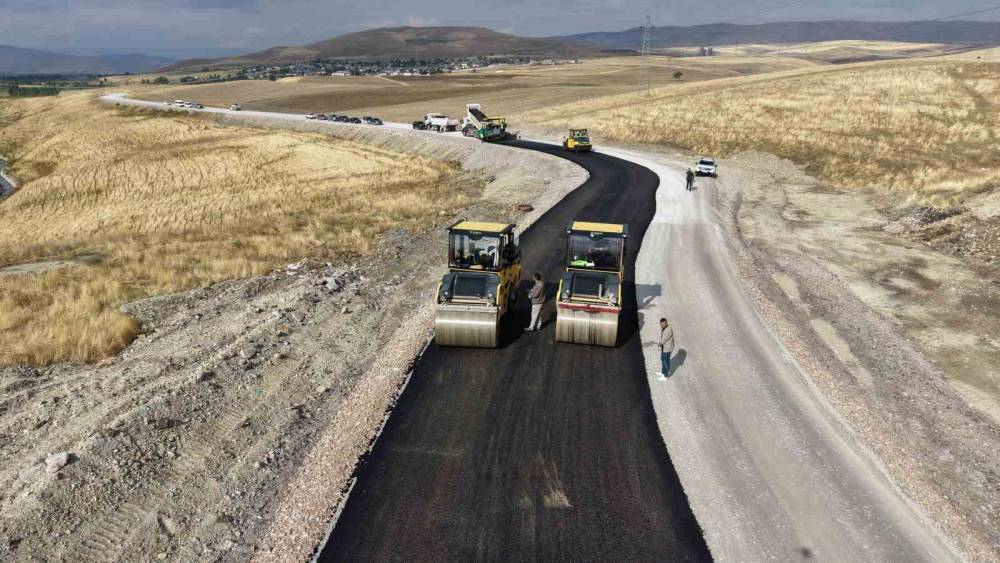 Muş&rsquo;ta k&ouml;y yollarında asfalt &ccedil;alışmaları s&uuml;r&uuml;yor
