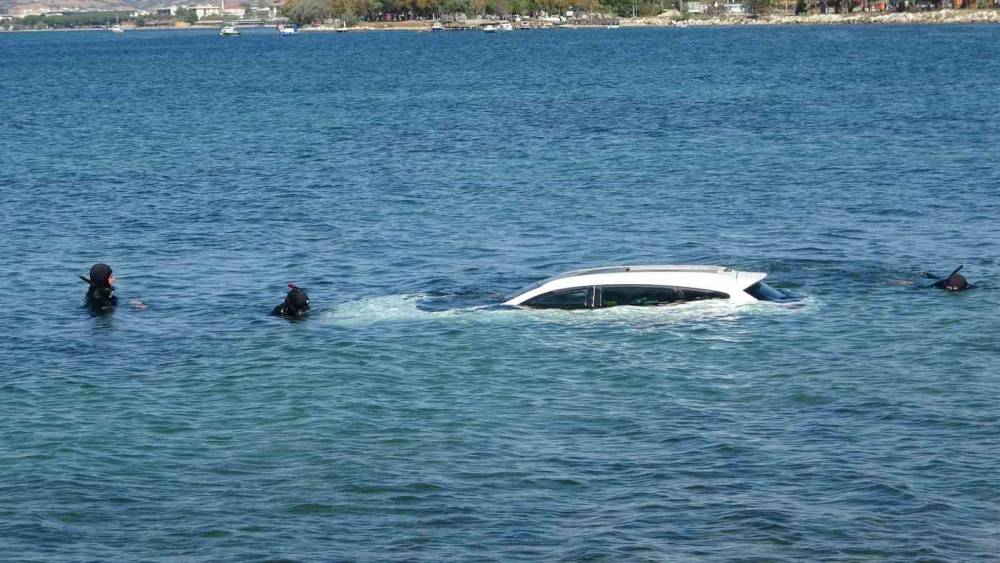 El frenini &ccedil;ekmeyi unuttular, otomobil denize u&ccedil;tu
