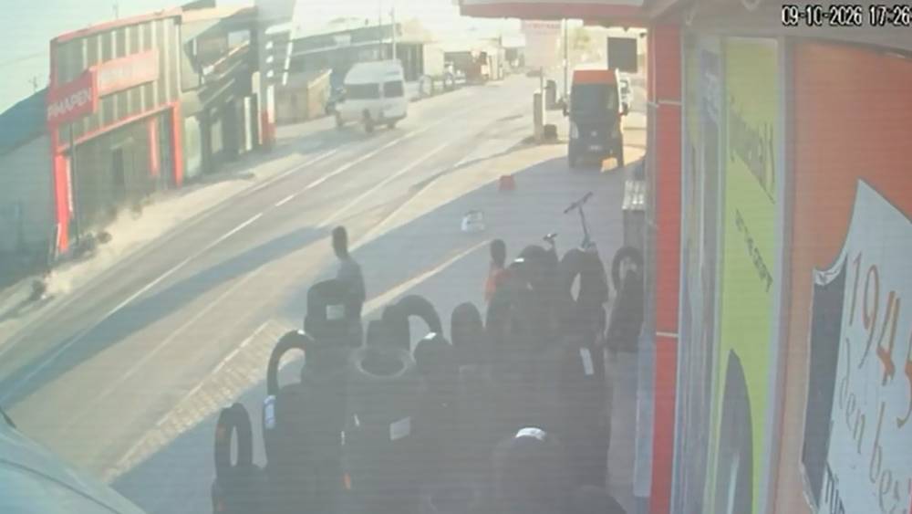 15 yaşındaki motosiklet s&uuml;r&uuml;c&uuml;s&uuml;n&uuml;n ağır yaralandığı kaza kamerada

