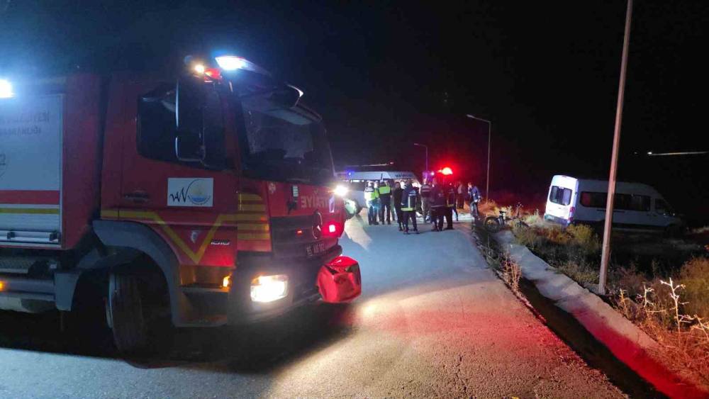 Van&rsquo;da iki servis minib&uuml;s&uuml; &ccedil;arpıştı: 8 yaralı
