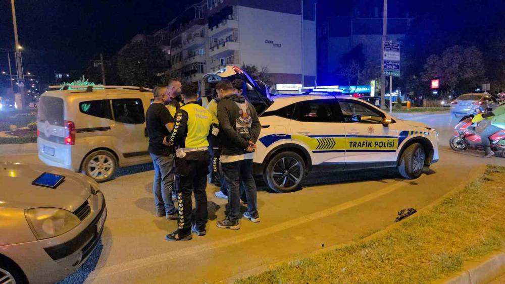 Polisten ka&ccedil;an motosiklet s&uuml;r&uuml;c&uuml;s&uuml; otomobile &ccedil;arptı
