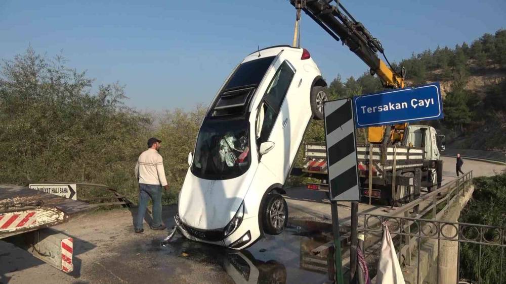 Amasya’da otomobil köprüden Tersakan çayına uçtu: 2 kız çocuğunu vatandaşlar kurtardı
