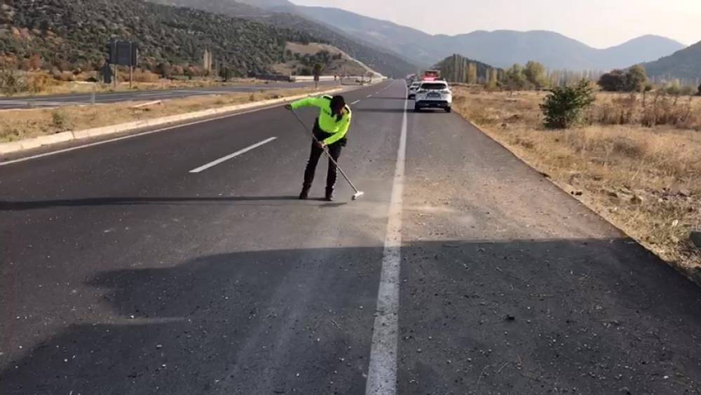 Trafik polisi cam kırıkları ve taş dökülen yolu fırçayla temizledi
