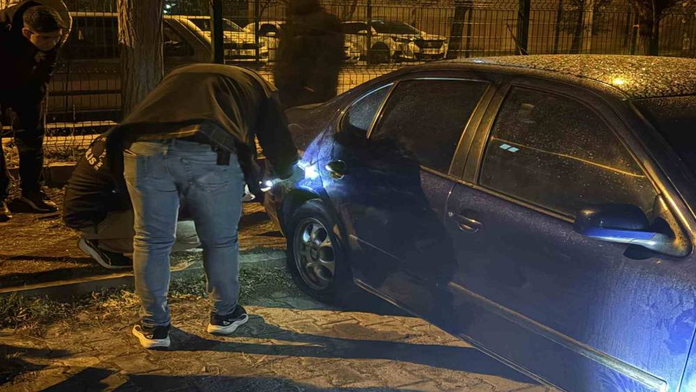 Aynı otoparktaki 5 otomobilin lastiğini kestiler
