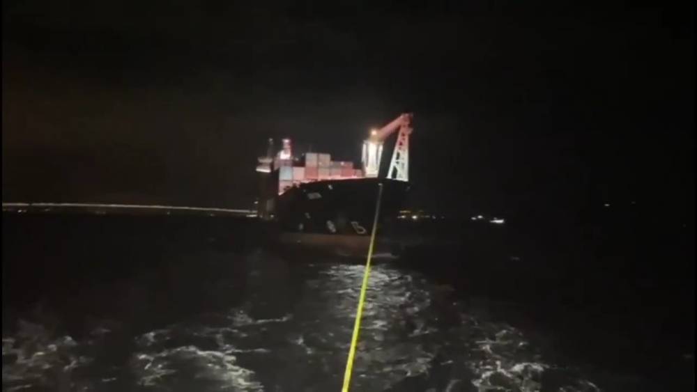 Çanakkale Boğazı’ndan geçen konteyner gemisi makine arızası nedeniyle demirletildi
