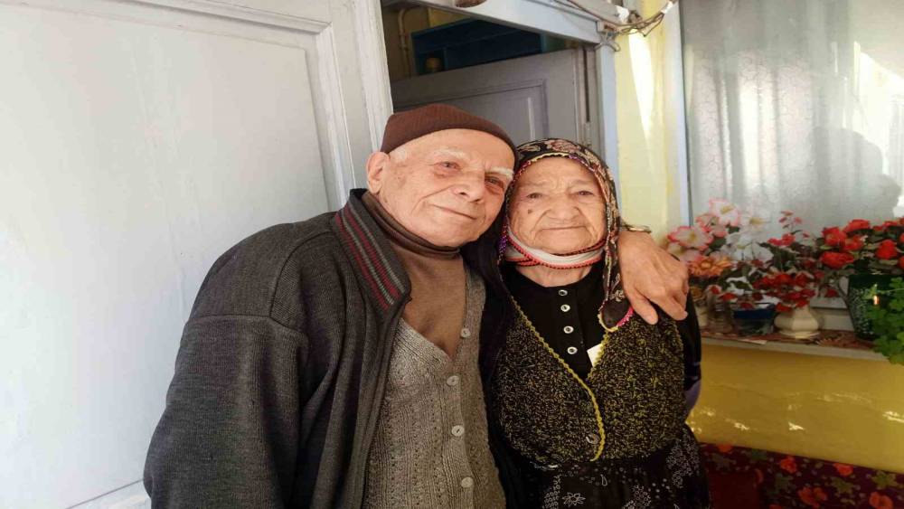 32 yıl sonra mavişinden g&ouml;zyaşı d&ouml;kerek ayrıldı
