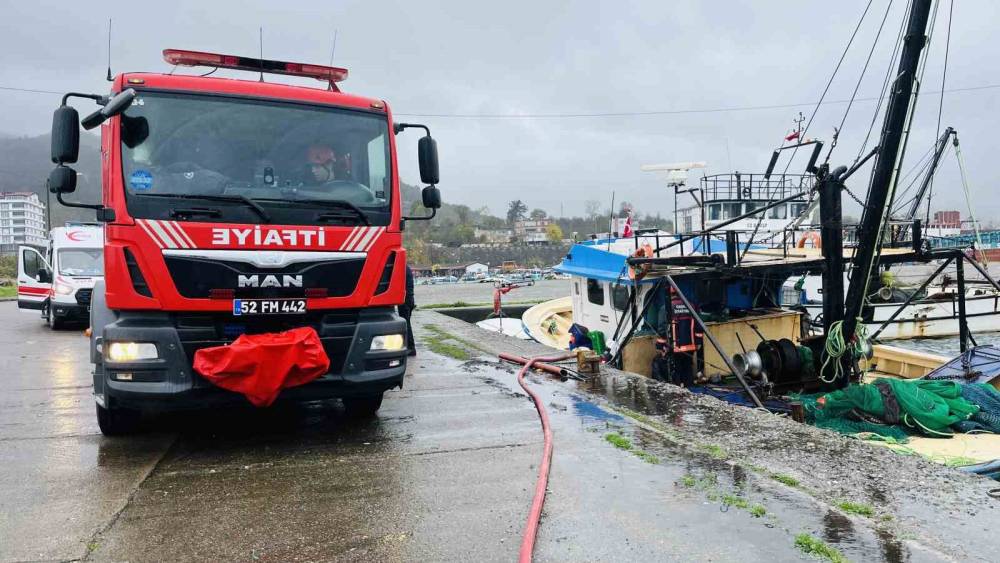 Ordu’da su alarak batma tehlikesi olan tekneye ekipler müdahale etti
