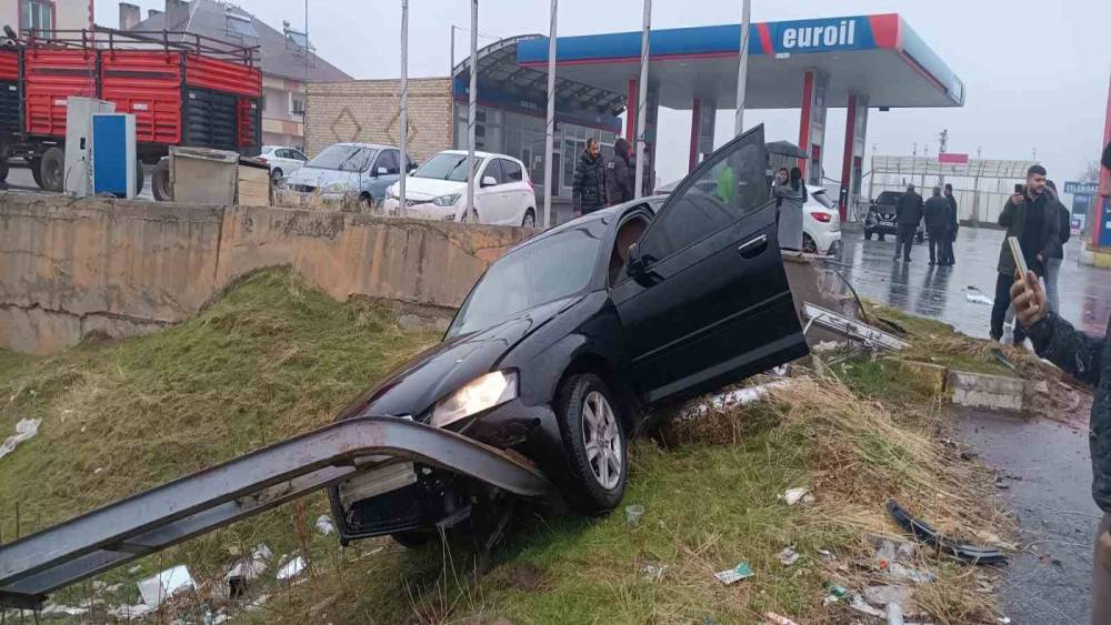 Muş-Bitlis kara yolunda 2 otomobil &ccedil;arpıştı: 3 yaralı
