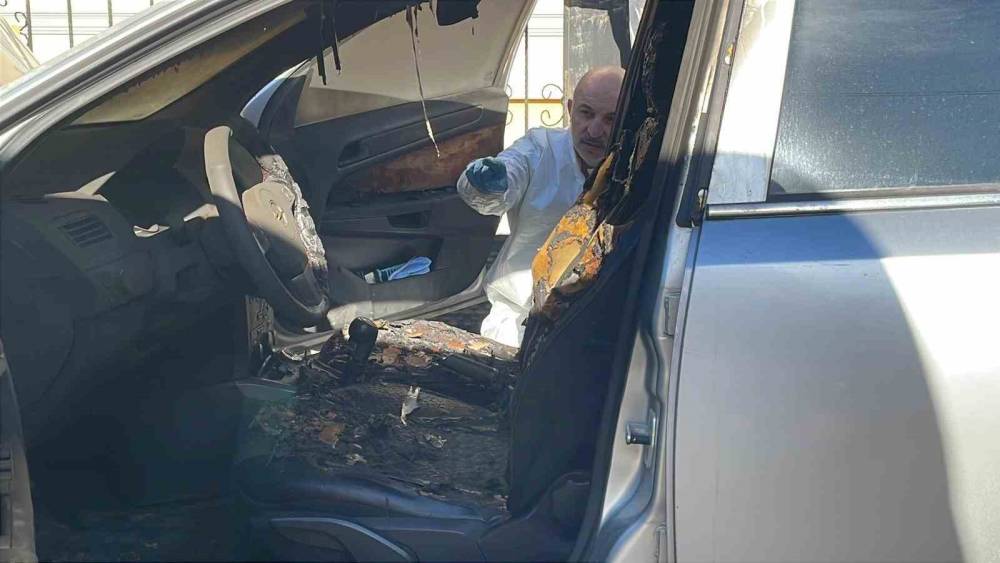 Karaman&rsquo;da park halindeki otomobilin direksiyon ve koltukları yandı
